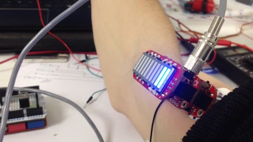 2018 - The thing stuck on my arm is a myoelectric sensor which triggers an artificial finger. It's based on the MyoWare Sensor, Arduino and InMoov projects. It's part of a workshop I created for a scientific exhibition about last techs in health care. The goal of the workshop was to discover different kinds of prothesis.